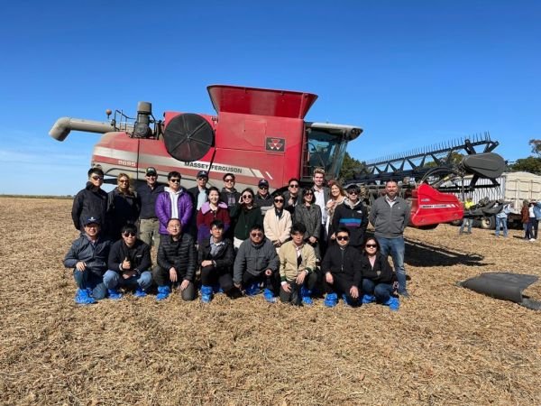 picture of different international grain importers on an Illinois farm