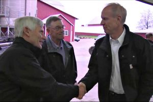 GOVERNOR RAUNER SIGNS IL CORN SUPPORTED HARVEST EMERGENCY DECLARATION 